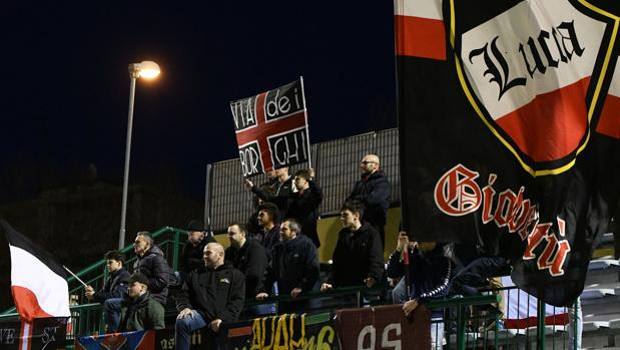 Lucca tre tifose dell Arezzo aggredite a colpi di spranga una ha